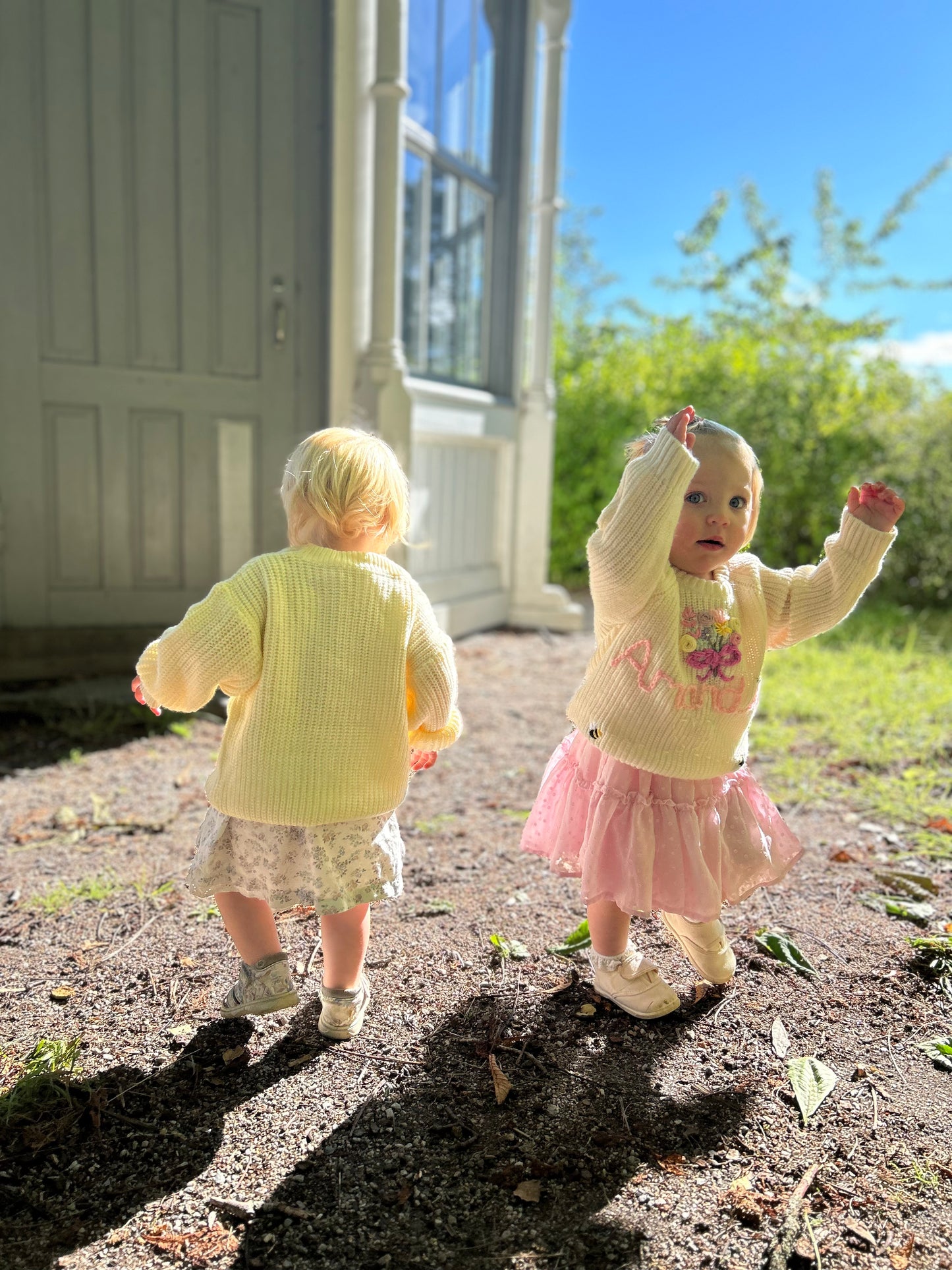 Navn med bukett, sløyfe og bier med hjerte (tykk mini)